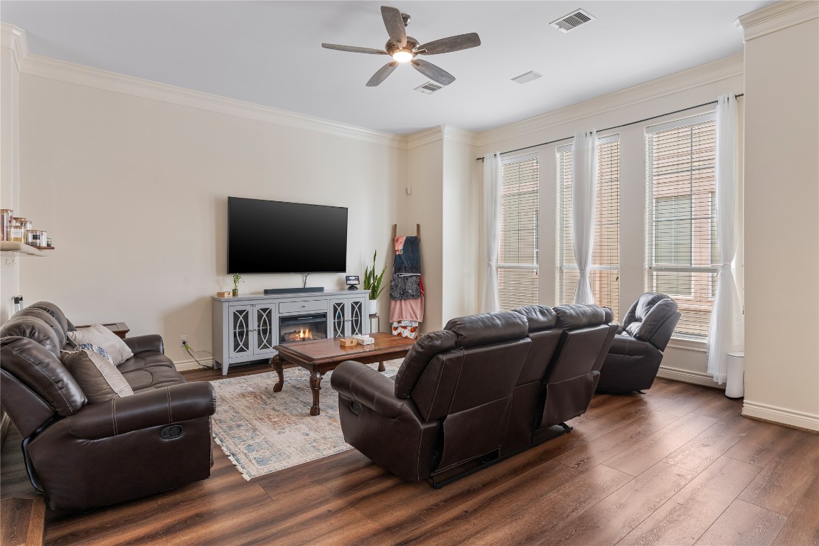 5733 Kansas Street Houston, TX 77007 - Photo 34 of 36 a living room with furniture and a flat screen tv