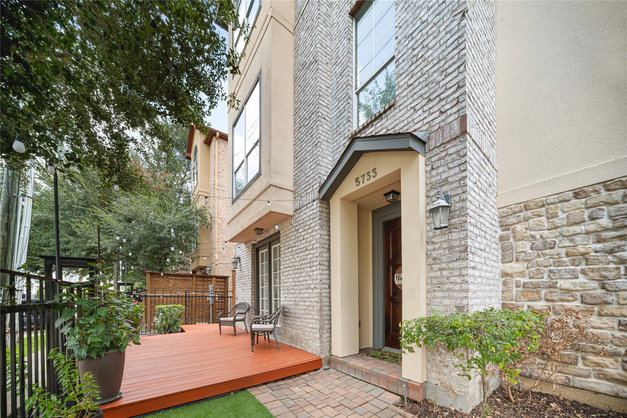 5733 Kansas Street Houston, TX 77007 - Photo 5 of 36 a front view of a house with yard