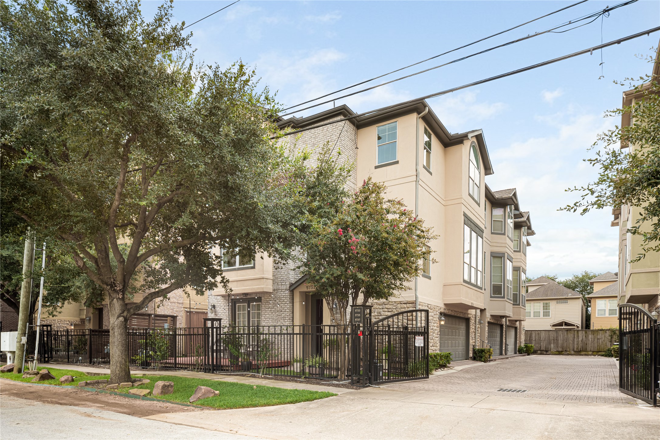 5733 Kansas Street Houston, TX 77007 - Photo 6 of 36 a view of a building with a street