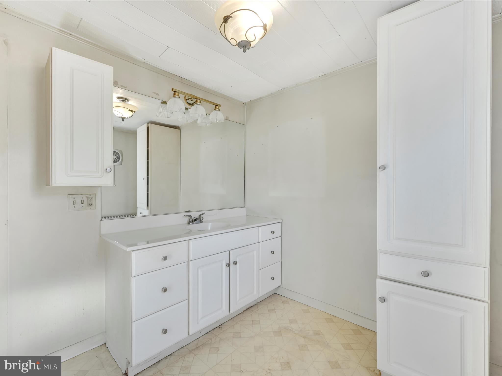 2067 South Forge Road Palmyra, PA 17078 - Photo 14 of 27 Bathroom