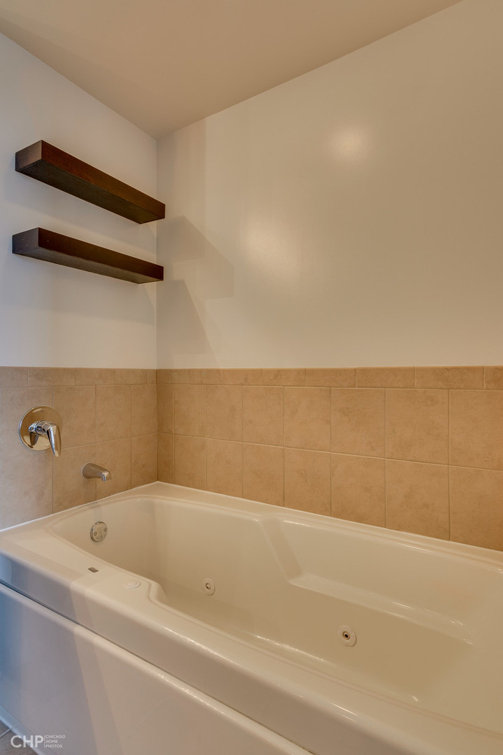 611 South Wells Street, Unit 2907 Chicago, IL 60607 - Photo 13 of 16 a bathroom with a bathtub