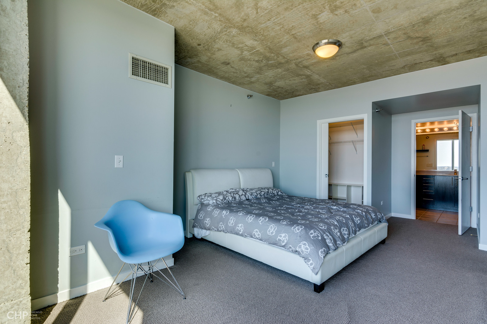 611 South Wells Street, Unit 2907 Chicago, IL 60607 - Photo 9 of 16 a bedroom with a bed and a chair