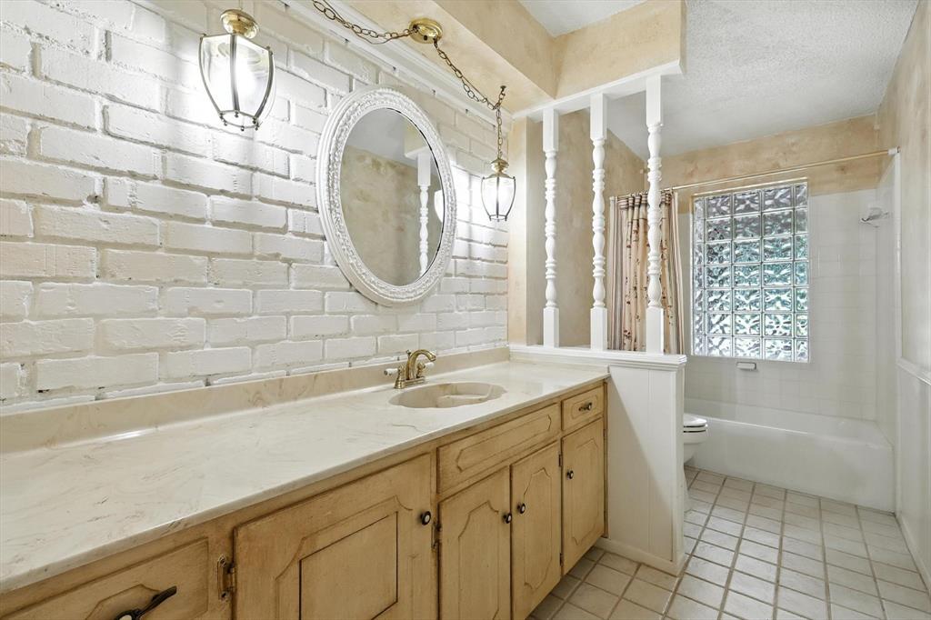 503 Summit Ridge Drive Euless, TX 76039 - Photo 31 of 40 a bathroom with a sink a toilet and a bathtub