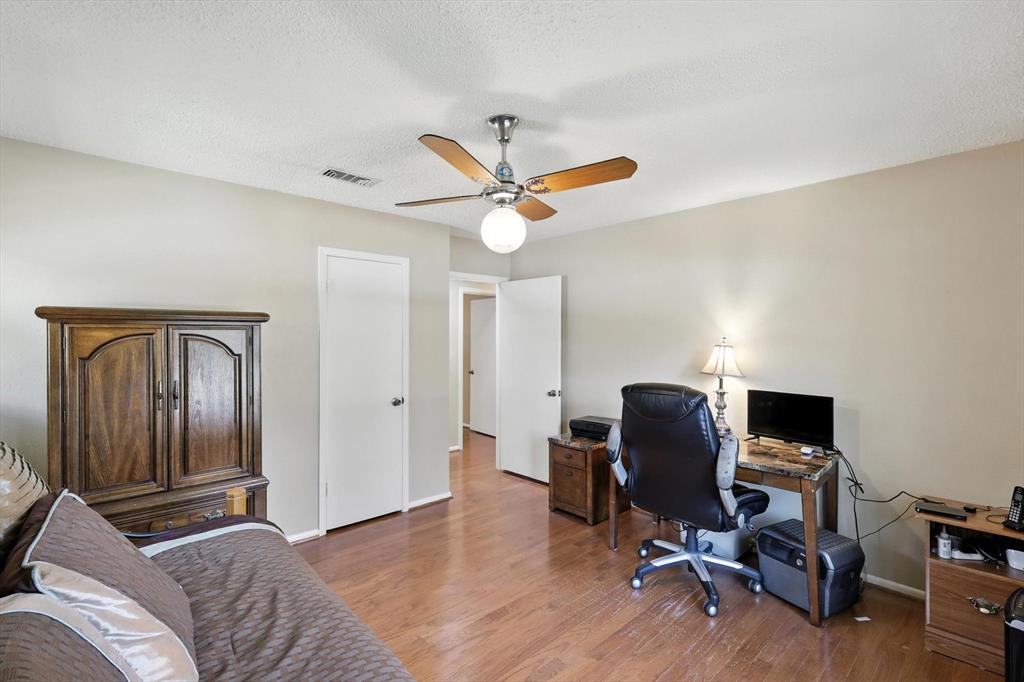503 Summit Ridge Drive Euless, TX 76039 - Photo 31 of 38 a livingroom with workspace and a couch