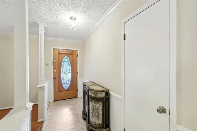 a view of a livingroom with a washer and dryer