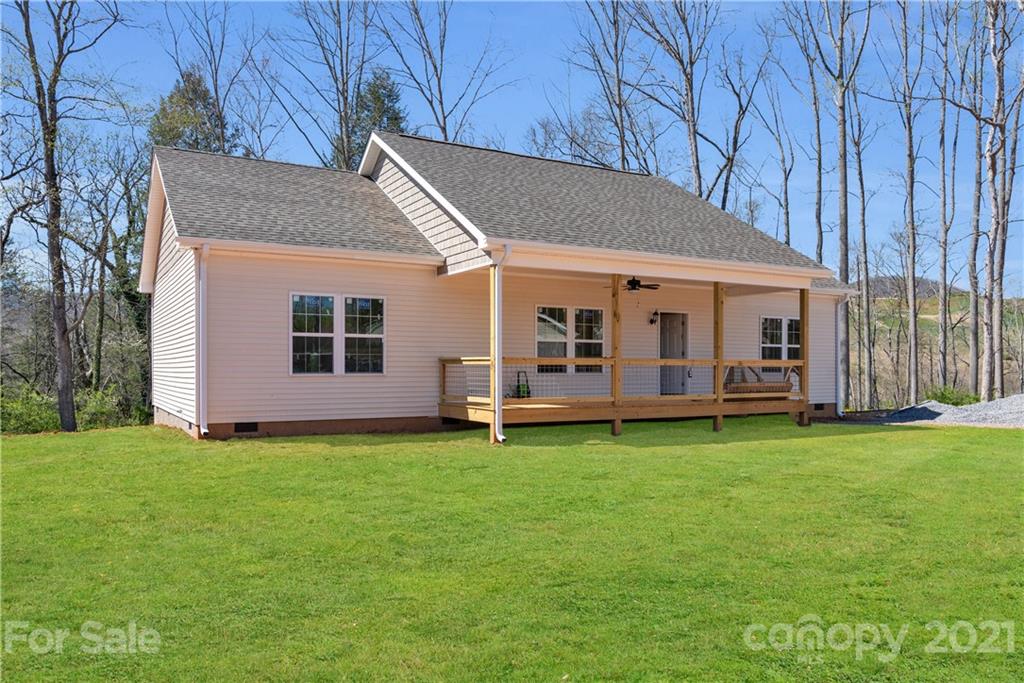 a view of a house with backyard