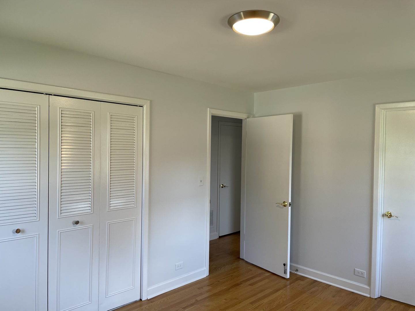 449 Yarmouth Road Elk Grove Village, IL 60007 - Photo 12 of 48 a view of an empty room with wooden floor and closet