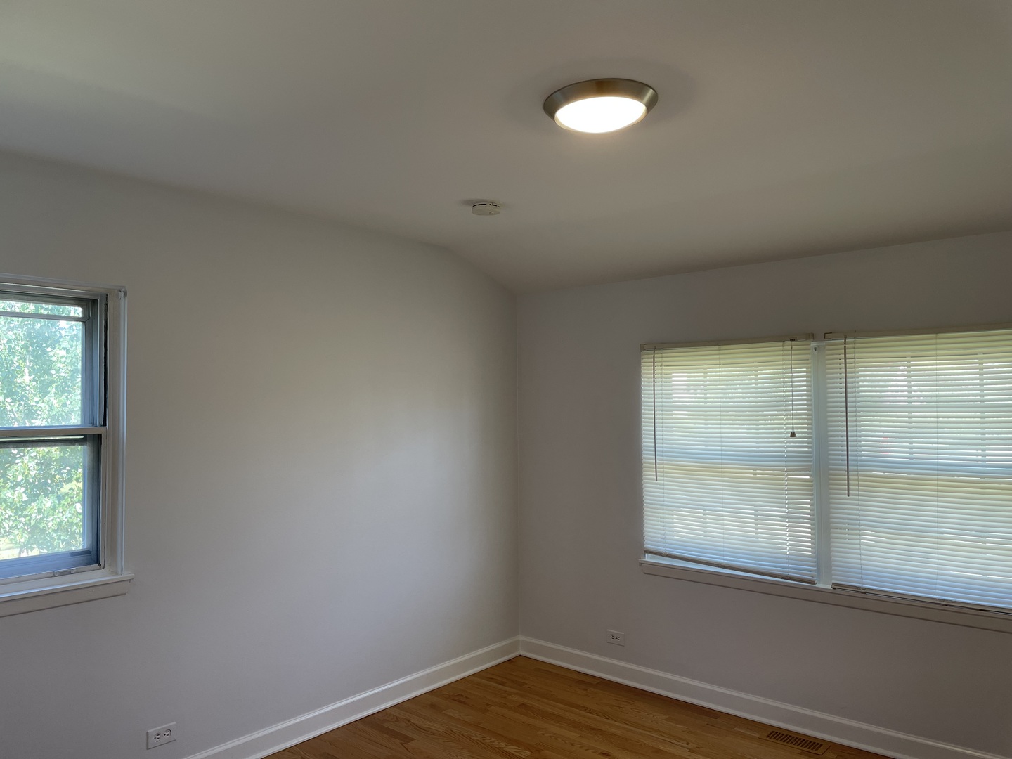 449 Yarmouth Road Elk Grove Village, IL 60007 - Photo 15 of 48 an empty room with a window