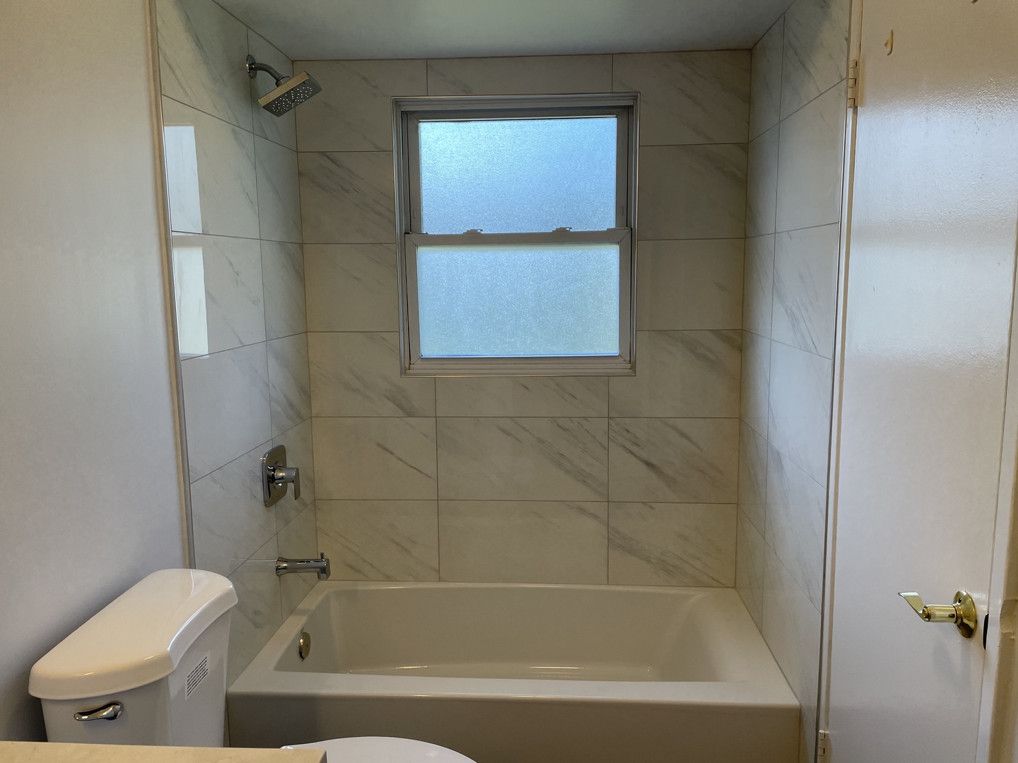 449 Yarmouth Road Elk Grove Village, IL 60007 - Photo 16 of 48 a bath tub sitting next to a white toilet and vanity