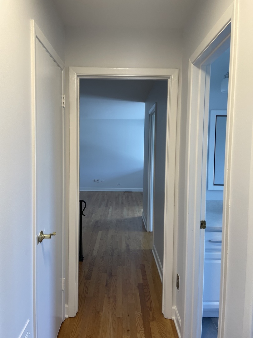 449 Yarmouth Road Elk Grove Village, IL 60007 - Photo 20 of 48 a view of a hallway with wooden floor