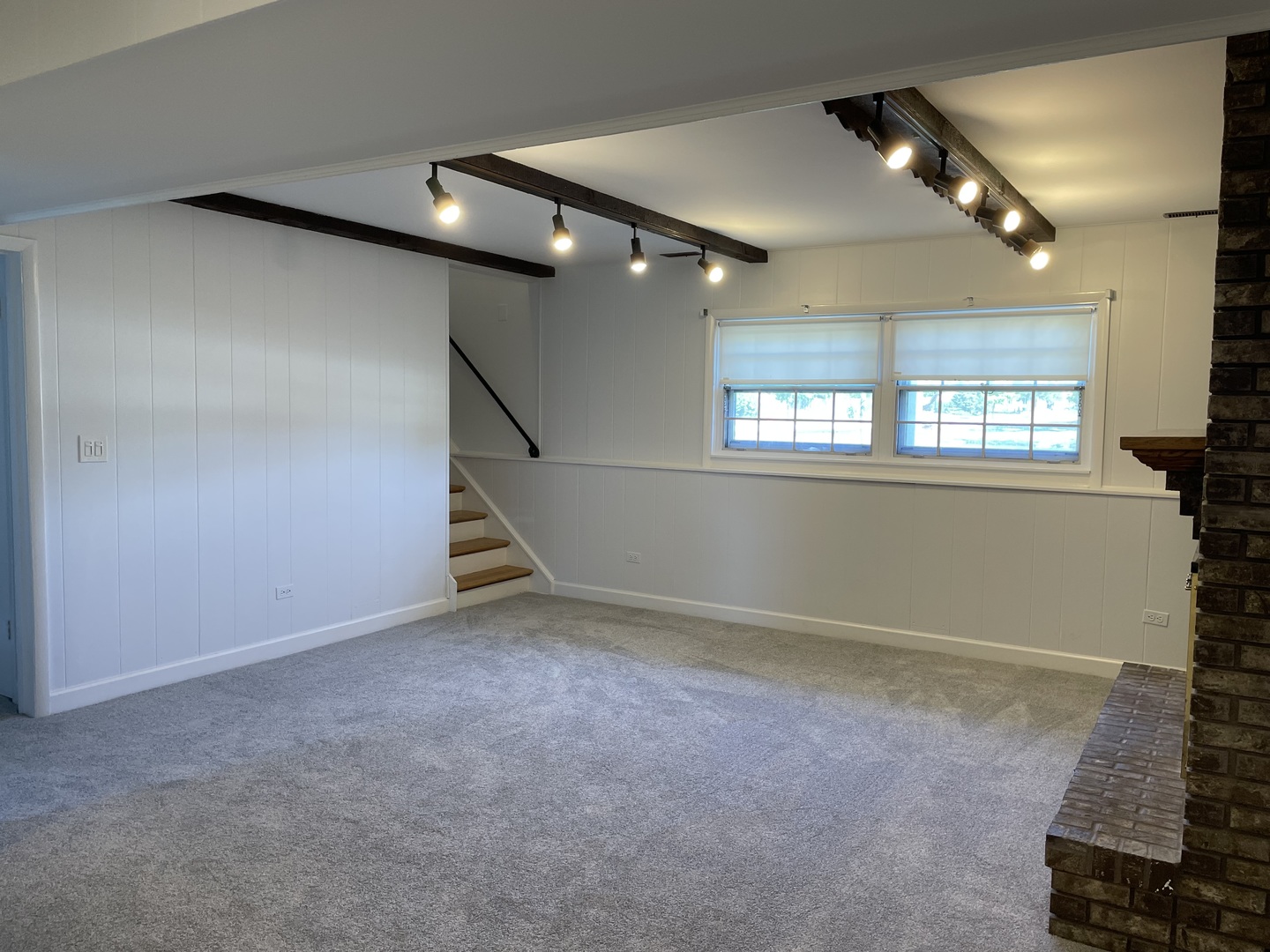 449 Yarmouth Road Elk Grove Village, IL 60007 - Photo 23 of 48 en empty room with windows and ceiling fan