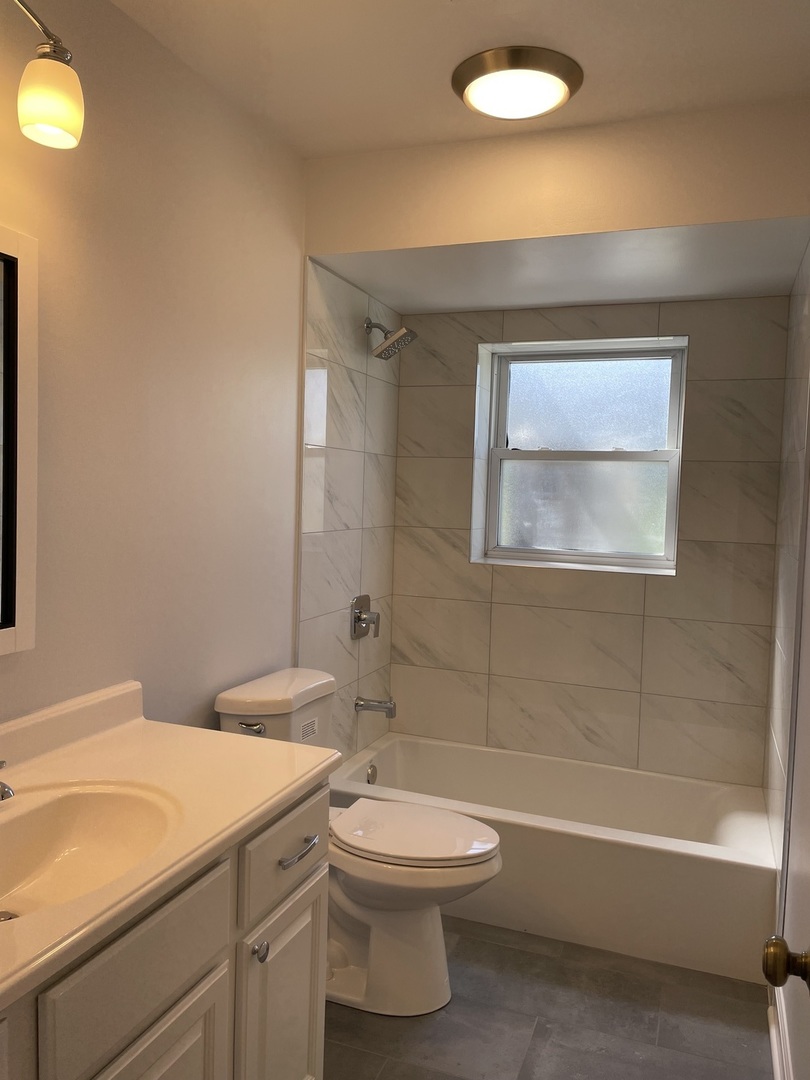 449 Yarmouth Road Elk Grove Village, IL 60007 - Photo 25 of 48 a bathroom with a toilet a sink and bathtub
