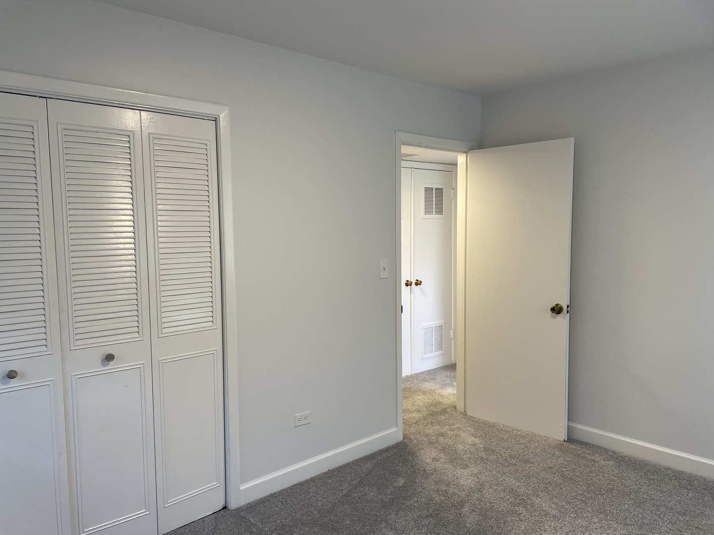 449 Yarmouth Road Elk Grove Village, IL 60007 - Photo 27 of 48 a view of an empty room with closet and a window