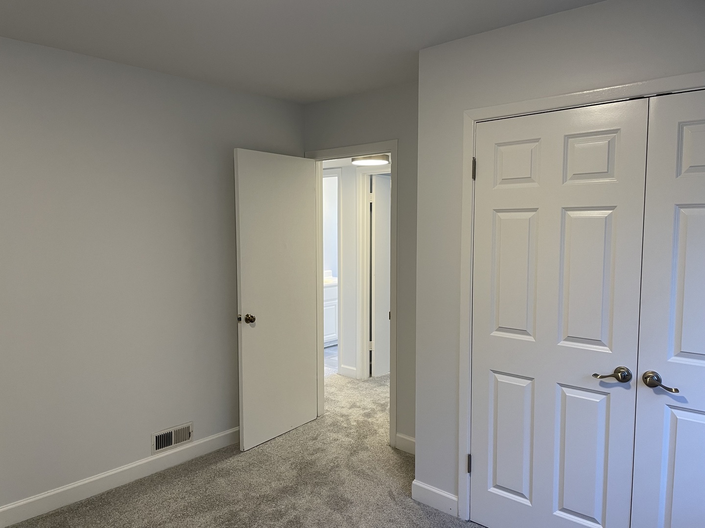449 Yarmouth Road Elk Grove Village, IL 60007 - Photo 29 of 48 an empty room with a door