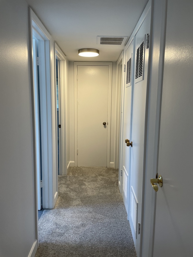 449 Yarmouth Road Elk Grove Village, IL 60007 - Photo 30 of 48 a view of a hallway