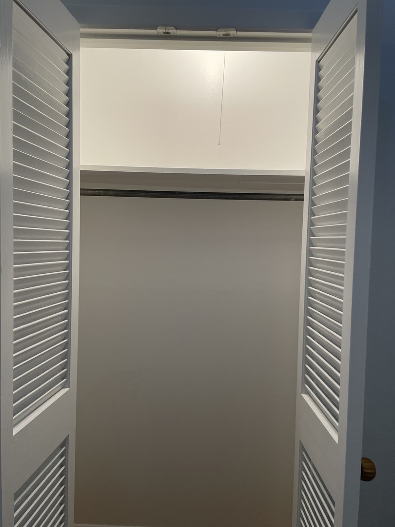 449 Yarmouth Road Elk Grove Village, IL 60007 - Photo 39 of 48 a close up of a white wall