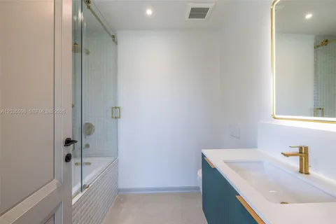 $6,995,000 | 5262 La Gorce Drive, Miami Beach, FL 33140