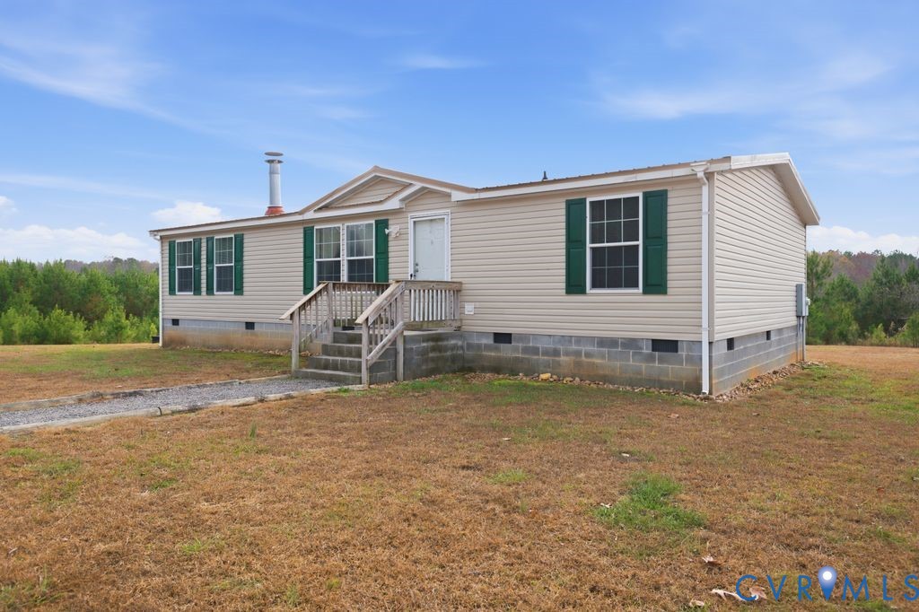 25825 Ridge Lane McKenney, VA 23872 - Photo 3 of 48 a front view of a house with garden