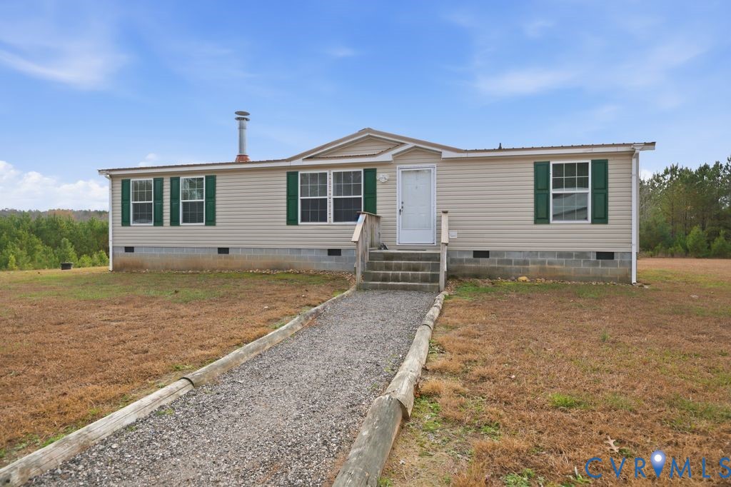 25825 Ridge Lane McKenney, VA 23872 - Photo 4 of 48 a front view of a house with garden