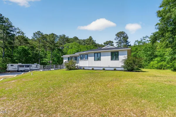 a view of back yard of the house