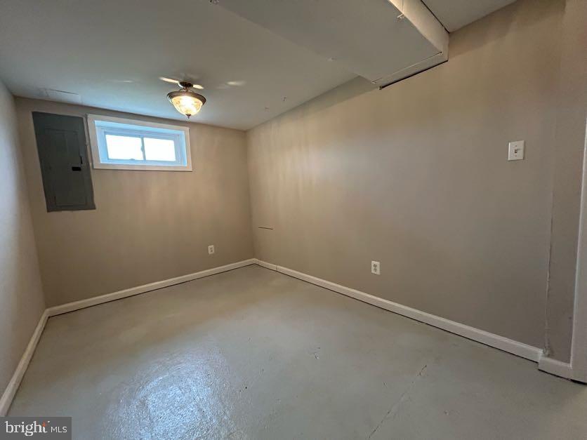 15471 U.S. Rte 1 Woodford, VA 22580 - Photo 49 of 74 an empty room with a window