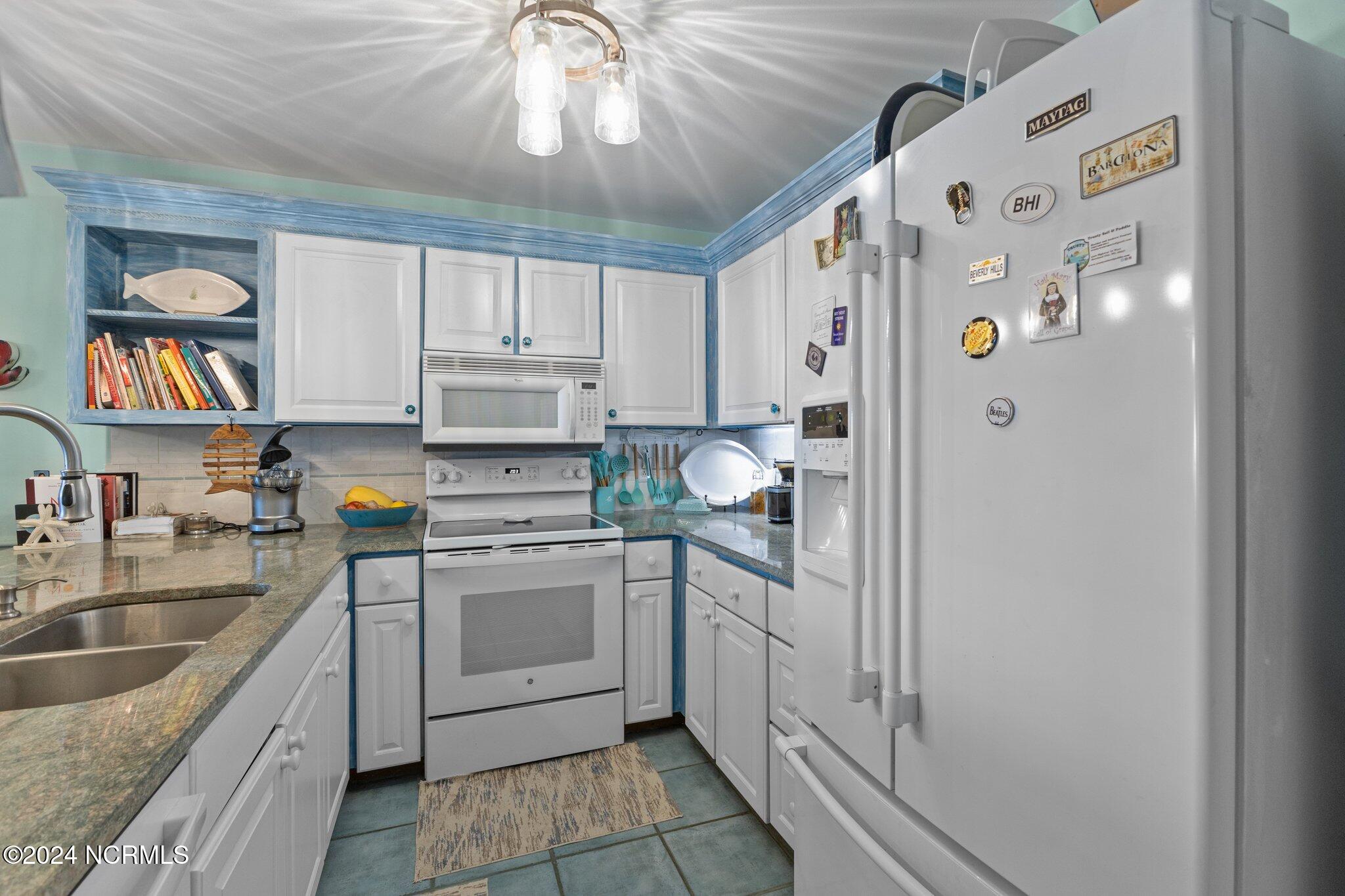 497 Salter Path Road, Unit B22 Pine Knoll Shores, NC 28512 - Photo 7 of 36 Kitchen