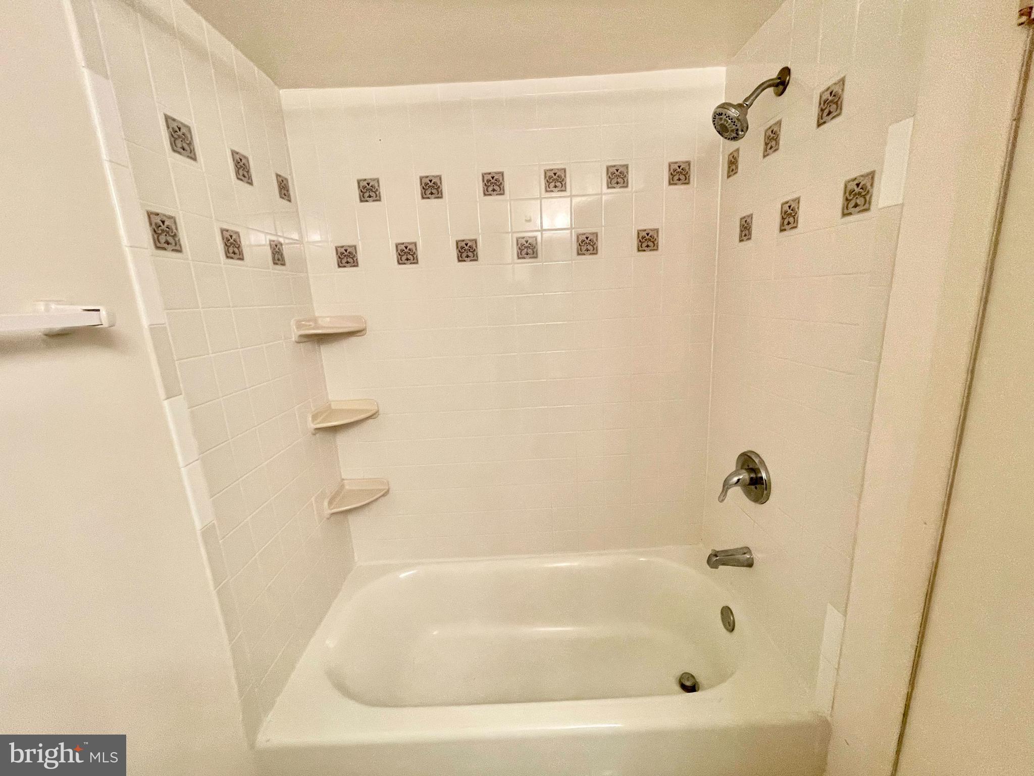 11623 Stoneview Square, Unit 11C Reston, VA 20191 - Photo 26 of 32 Full bath