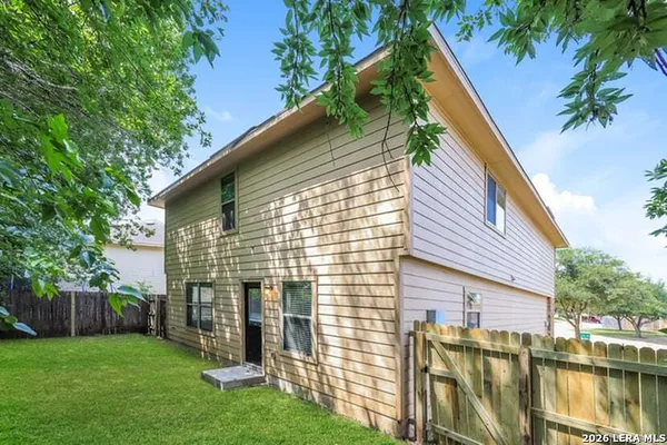 a view of a house with backyard
