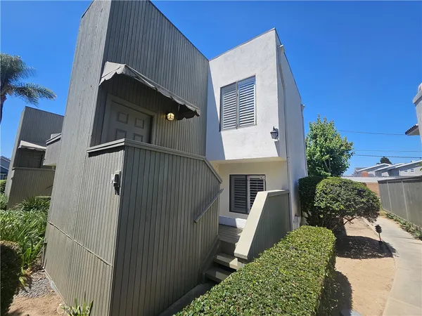 $3,650 | 2336 Elden Avenue, Unit M, Costa Mesa, CA 92627