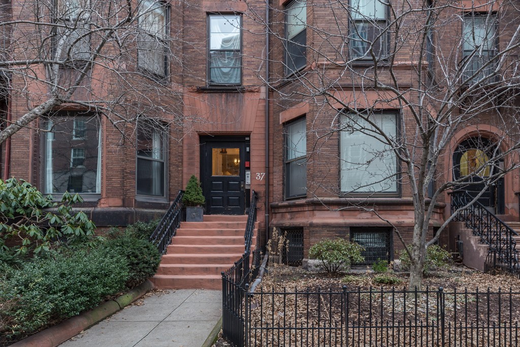 37 Bay State Road, Unit 6 Boston, MA 02215 - Photo 25 of 25 a front view of a house with a garden