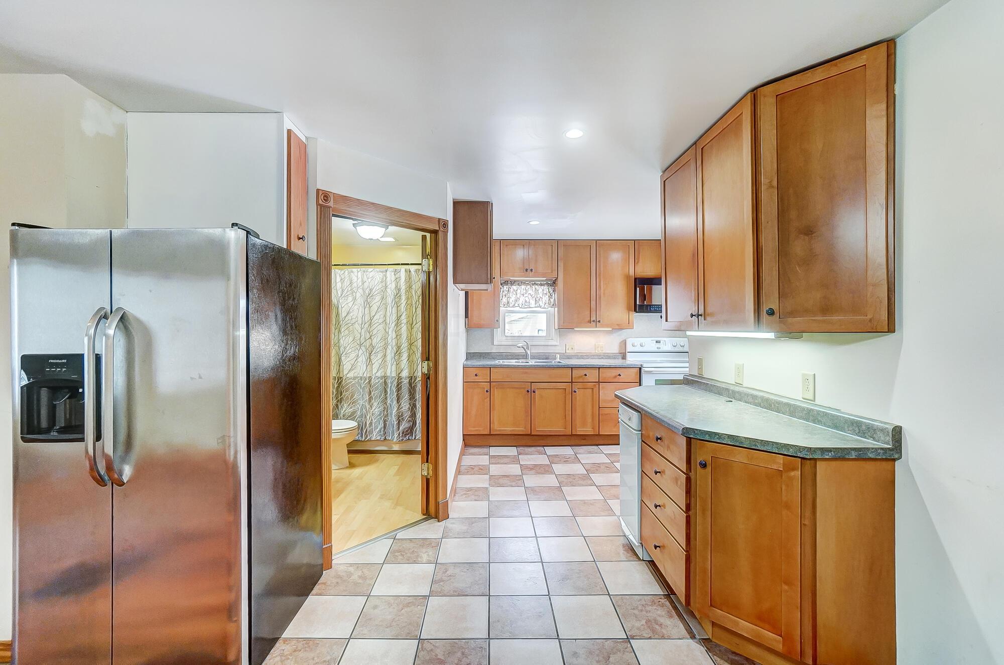 2334 North Thayer Road Lima, OH 45801 - Photo 13 of 39 Bath off Kitchen