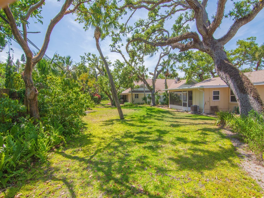 546-556 Azalea Lane Vero Beach, FL 32963 - Photo 16 of 18 a house with swimming pool in front of it