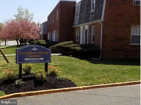 a view of a back yard