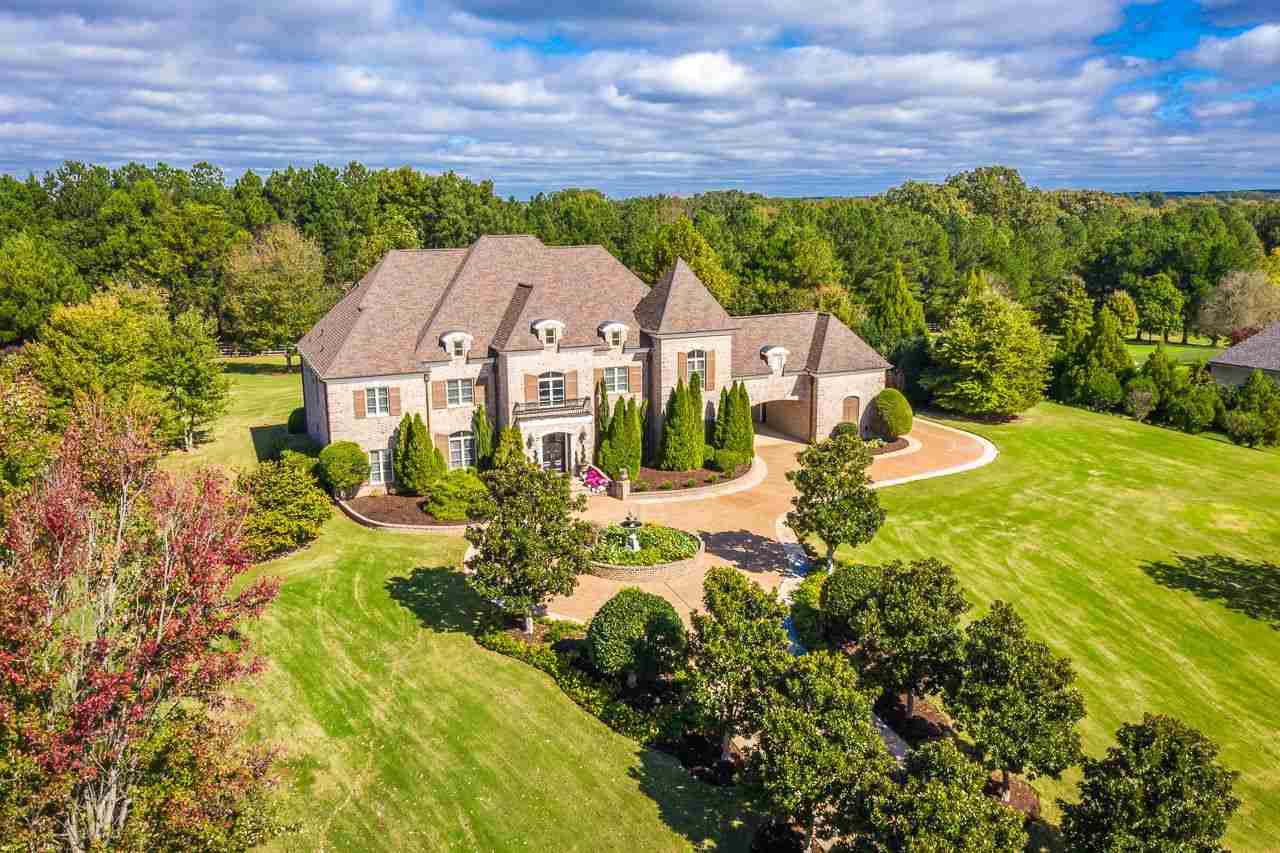 a view of a house with a big yard