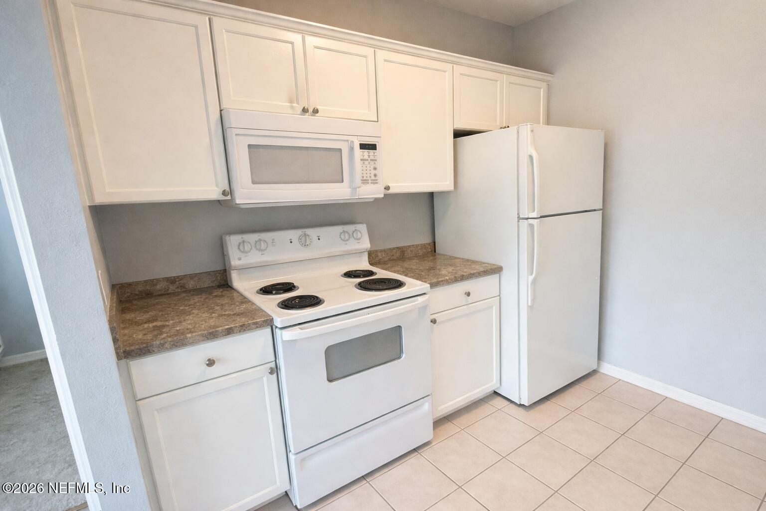 10961 Burnt Mill Road, Unit 225 Jacksonville, FL 32256 - Photo 3 of 17 a kitchen with a stove a refrigerator and a sink