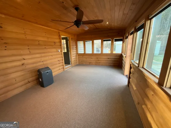 a view of a backyard