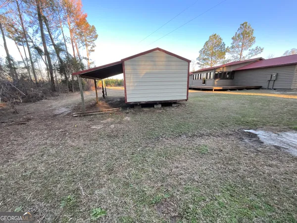 a view of a backyard