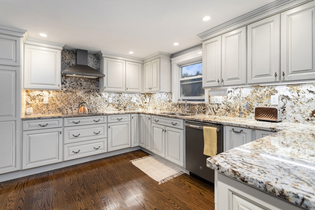 17 Collins Road Wakefield, MA 01880 - Photo 7 of 37 Gallery Image 7