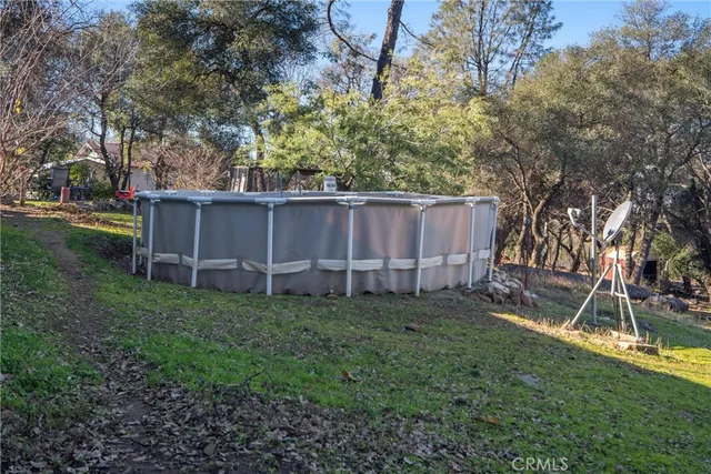 a view of a backyard