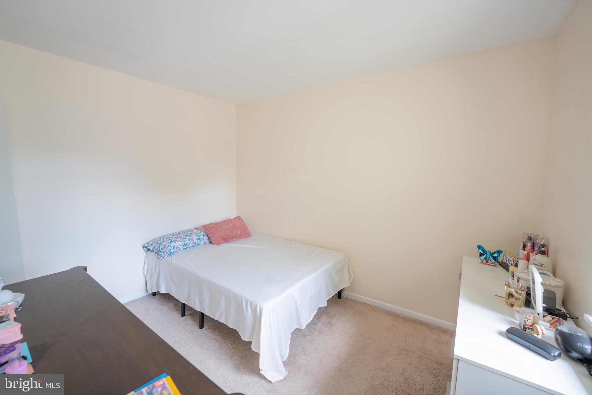 10 Brian Court, Unit 242 Gaithersburg, MD 20877 - Photo 19 of 28 a room with a bed and table