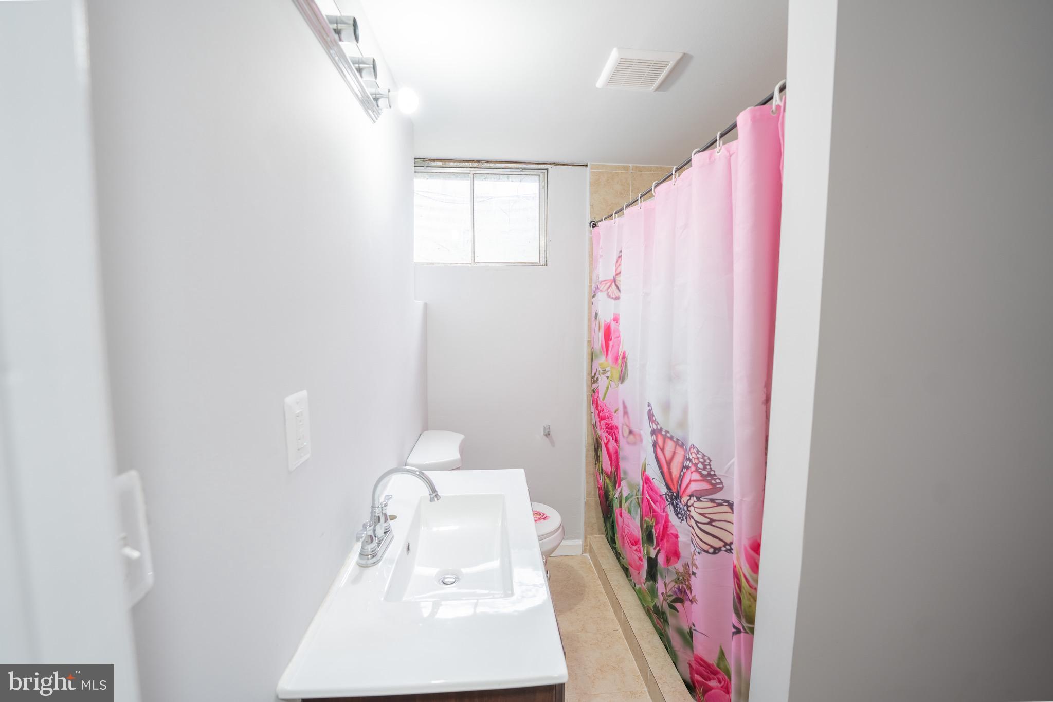 10 Brian Court, Unit 242 Gaithersburg, MD 20877 - Photo 26 of 28 a bathroom with a sink and a mirror