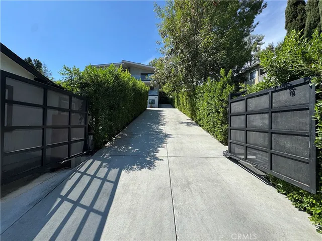 a view of a backyard