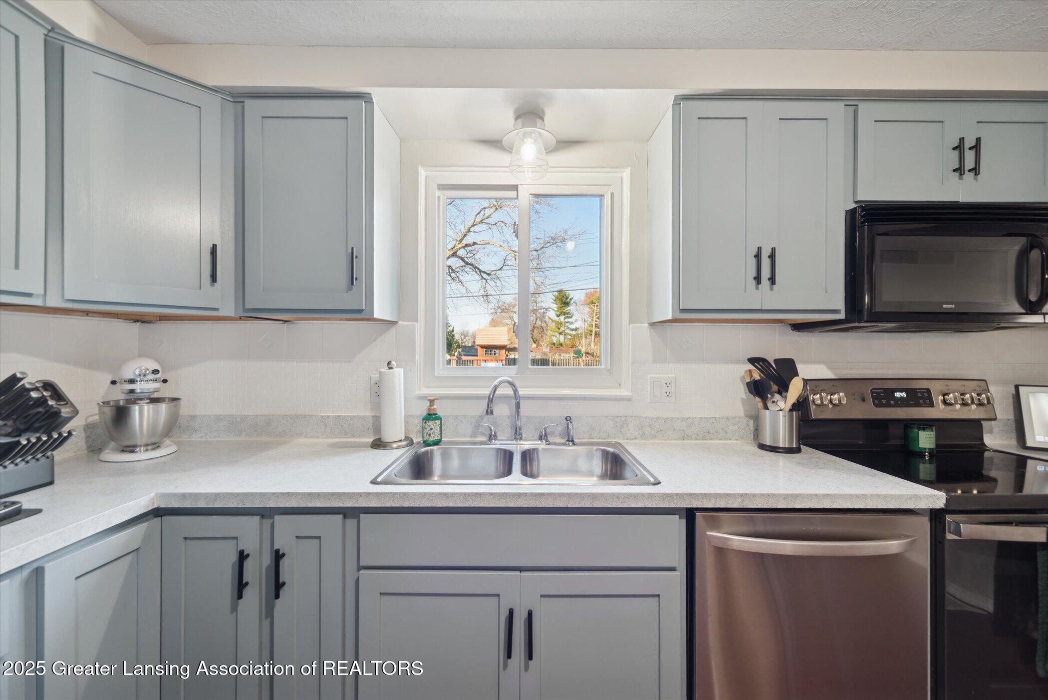 1017 Coolidge Road Lansing, MI 48912 - Photo 17 of 39 17-1017 Coolidge Rd Lansing, MI 48912-W
