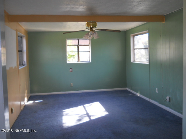 4005 Dayrl Road Jacksonville, FL 32207 - Photo 2 of 14 an empty room that has a window