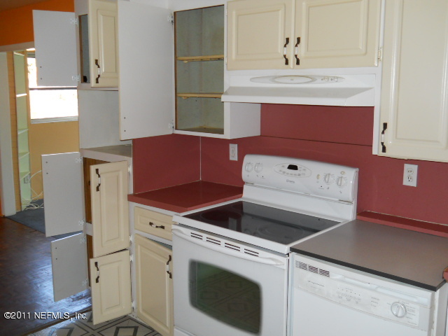 4005 Dayrl Road Jacksonville, FL 32207 - Photo 4 of 14 a utility room with dryer and washer