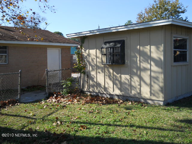 4005 Dayrl Road Jacksonville, FL 32207 - Photo 9 of 14 a front view of a house with a yard