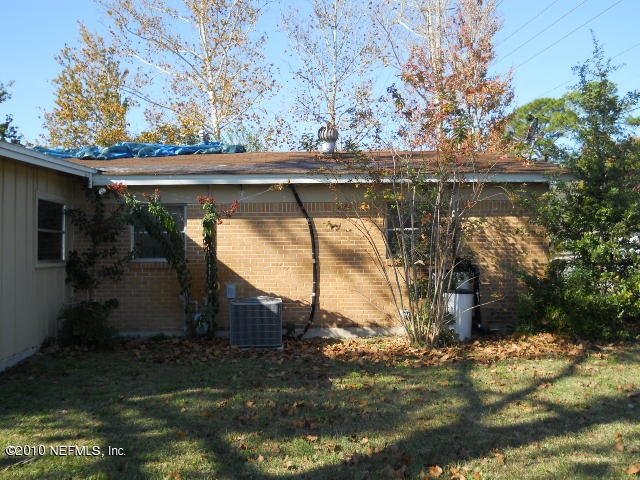 4005 Dayrl Road Jacksonville, FL 32207 - Photo 10 of 14 a backyard of a house with lots of green space