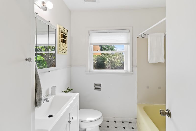 605 West 11th Street Elgin, TX 78621 - Photo 13 of 31 Hall Bathroom