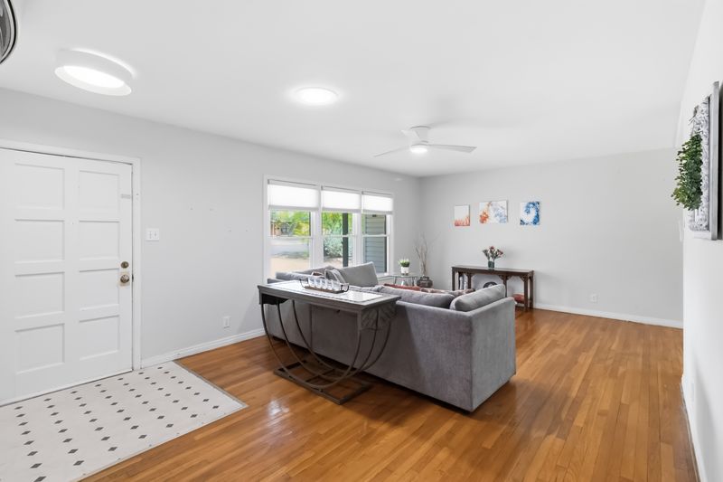 605 West 11th Street Elgin, TX 78621 - Photo 5 of 31