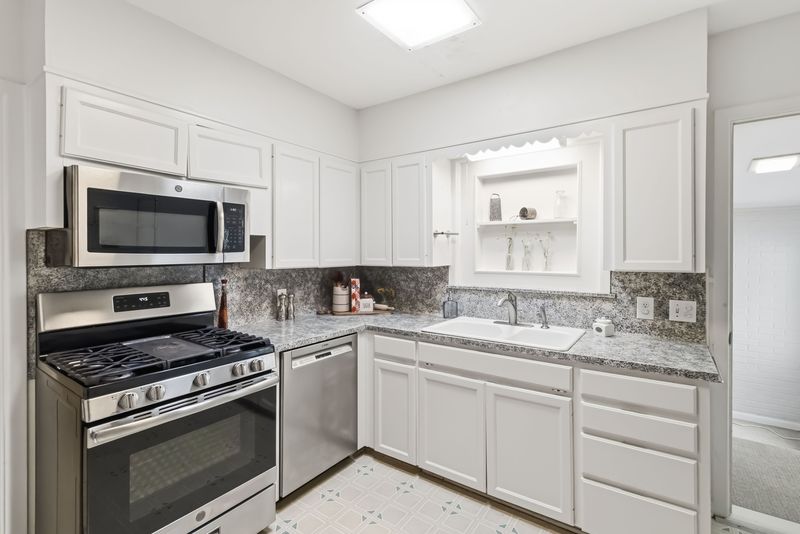 605 West 11th Street Elgin, TX 78621 - Photo 10 of 31